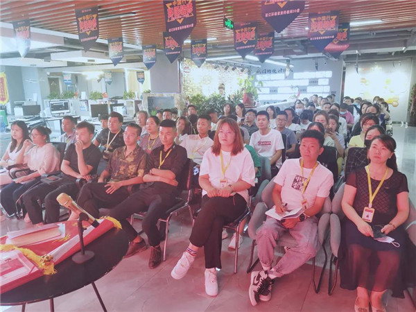 奋力前行，勇战八月 | 九鼎装饰七月总结表彰暨八月启动大会圆满落幕